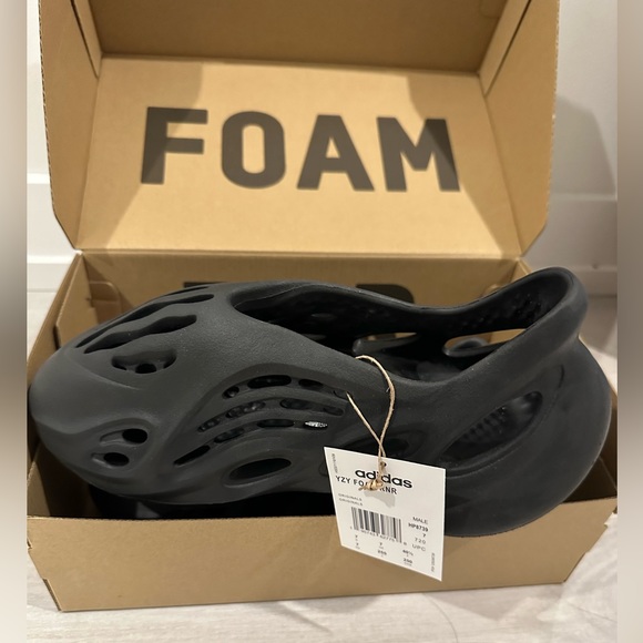 Yeezy Foam RNR - Picture 2 of 10